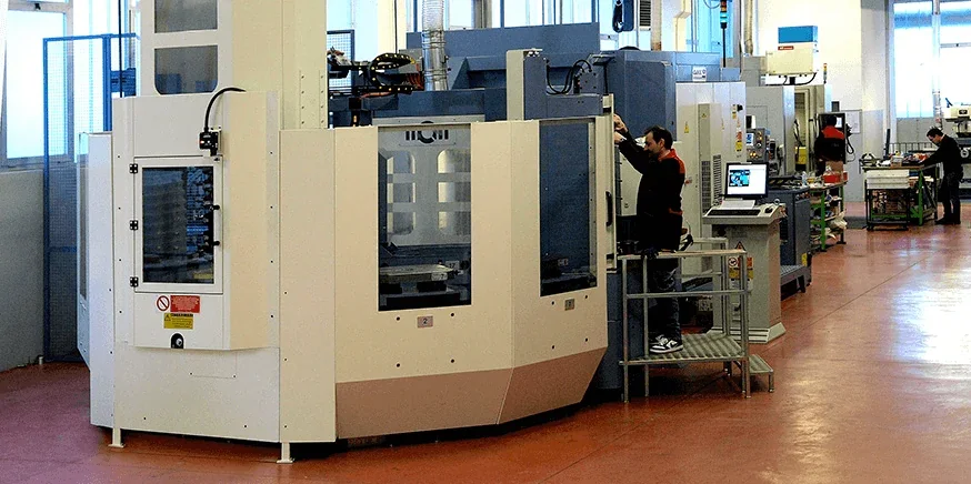 Máquina de usinagem na fábrica da Caesar Guerini